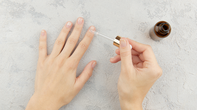 Esse ingrediente que todo mundo tem na cozinha é a solução para limpar o esmalte que caiu na mesa enquanto você faz as unhas