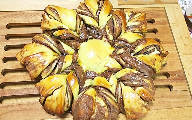 Essa é a melhor receita de pão caseiro para iniciantes: massa fácil e recheio de chocolate que derrete na boca
