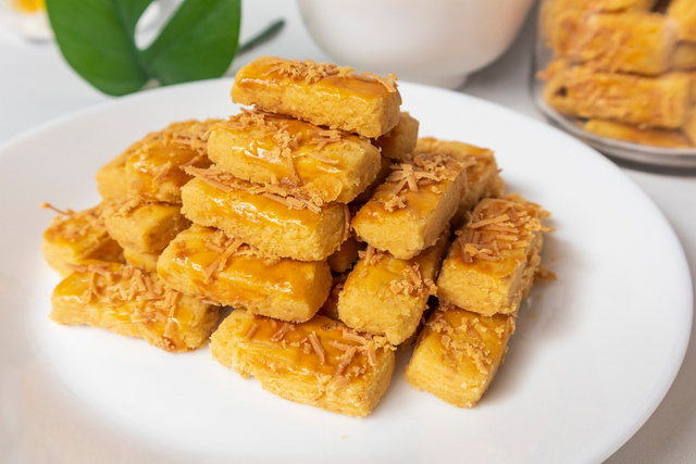 Pensei bolinha de queijo, mas fiz essa receita de palitos de queijo cottage com leite condensado no forno e descobri a minha nova sobremesa favorita