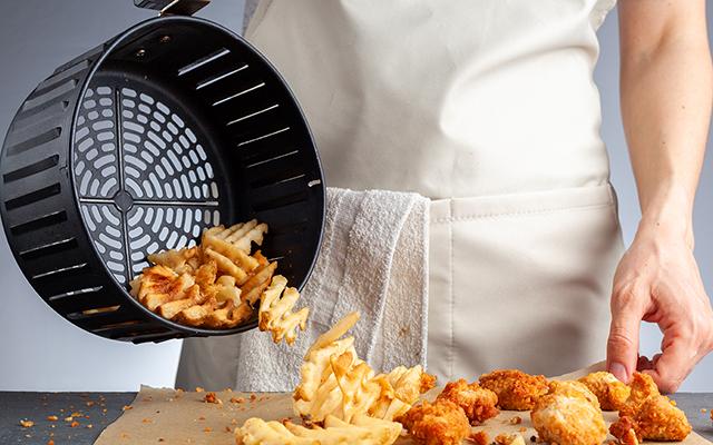 Airfryer todo mundo usa, mas poucos conhecem seu potencial: aqui está o que você pode cozinhar com ela na metade do tempo