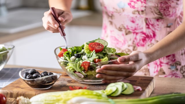 Salada no pote para a semana inteira: como montar para as folhas não murcharem e o tempero não azedar