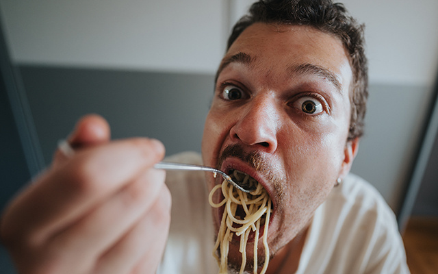 Você comete um desses 7 erros ao comer macarrão: aprenda como acertar no preparo e consumir o alimento de um jeito saudável