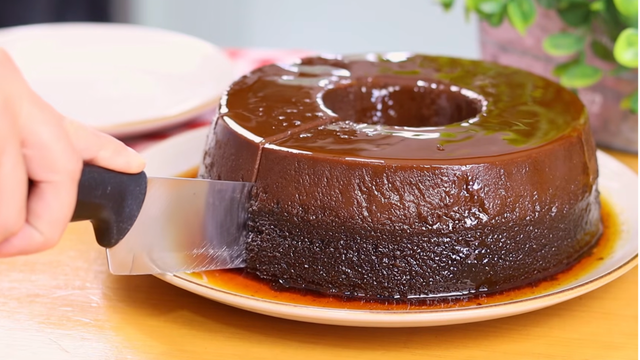 O segredo do bolo pudim do TudoGostoso que já sai recheado do forno: você não vai acreditar