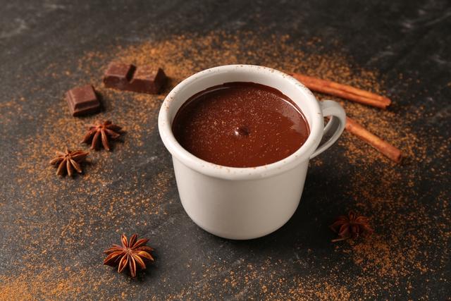 Nem maisena, nem leite condensado: chocolate quente supercremoso com só 3 ingredientes!