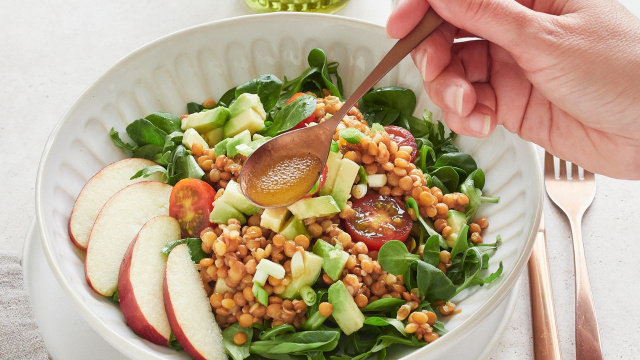 Minha avó só usa 4 ingredientes para fazer o melhor molho de salada do mundo que faz até as crianças devorarem vegetais