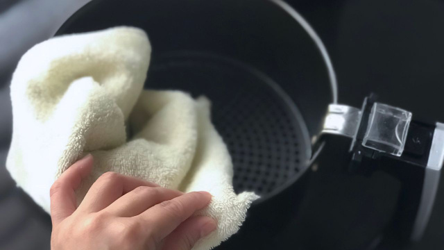 Airfryer limpa sem esforço com apenas 2 ingredientes (Créditos: Shutterstock)