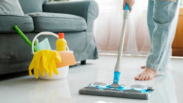 Você fez errado a vida toda: essa é a primeira coisa que os profissionais de limpeza fazem antes de começar a limpar