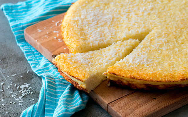 Torta de cocada cremosa: a sobremesa que fica pronta rápido e sai do forno douradinha