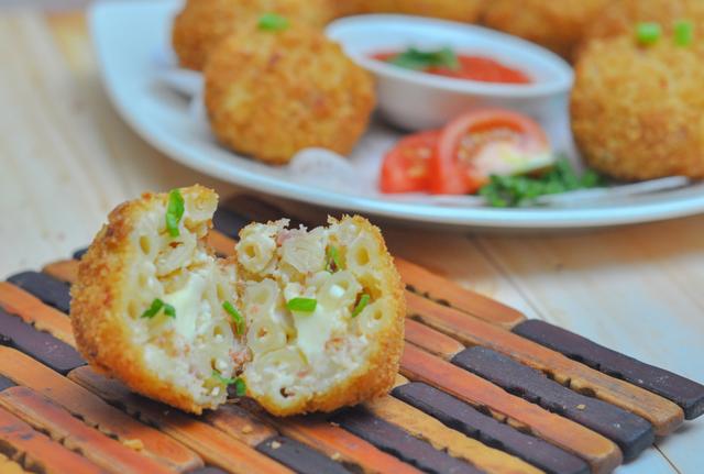 Tem sobras de macarrão na geladeira que não aguenta mais? Então pega essa receita de bolinho frito com a massa!