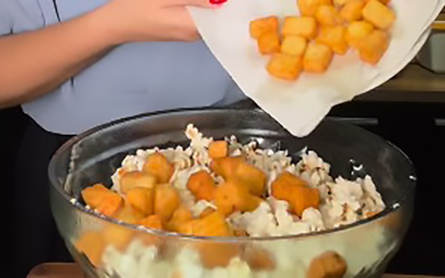 Não se fala em outra coisa que não seja essa pipoca com queijinho: receita gostosa perfeita para fazer hoje!