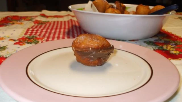 Bolinho de chuva com recheio de chocolate. (créditos: TudoGostoso/@Por Ariádne Twigg Lima)