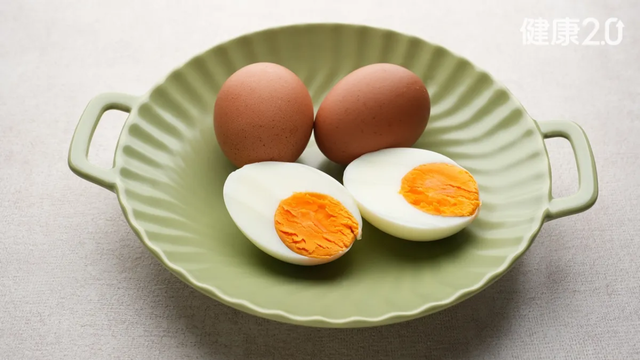 Chefs explicam que banho de gelo depois do cozimento pode deixar os ovos mais fáceis de descascar. (créditos: Shutterstock)