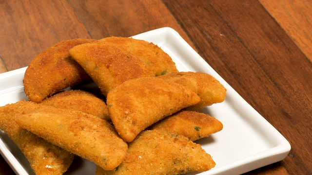 Um clássico dos bares, o risole de camarão é um salgado simples de fazer (Créditos: TudoGostoso)