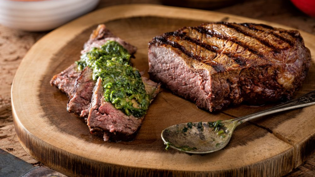 Carne dura nunca mais: este ingrediente barato ajuda a deixar cortes de segunda muito mais macios e suculentos