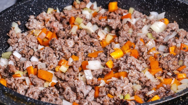 Poucas pessoas conhecem este truque: por que fritam a carne moída primeiro e só depois adicionam a cebola?