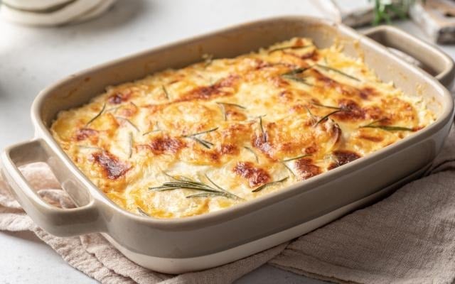 Batata gratinada foge do comum da batata frita (Créditos: TudoGostoso)