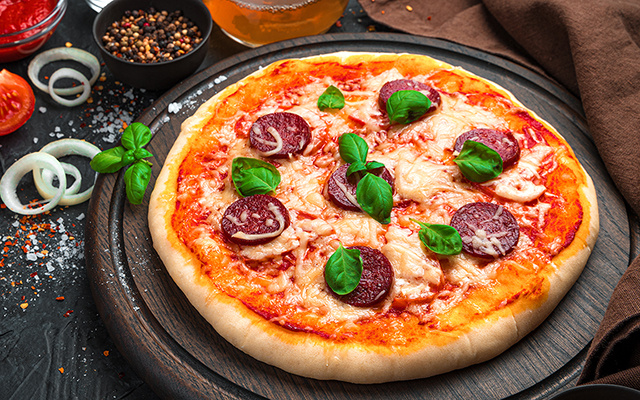 Bateu vontade de pizza? Aprenda uma receita fácil que fica pronta em apenas 5 minutos e sem precisar usar o forno