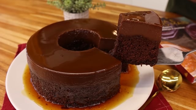 Bolo pudim de chocolate: receita sem erro para desenformar com duas camadas perfeitas