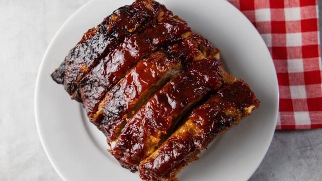 Essa costela de boi assada não precisa de muito para ficar deliciosa (Créditos: Shutterstock)