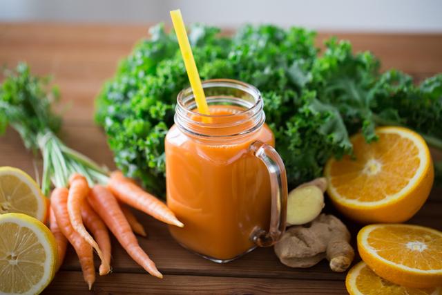 Não existe só o suco detox verde, a cor depende dos ingredientes que escolher (Créditos: Shutterstock)