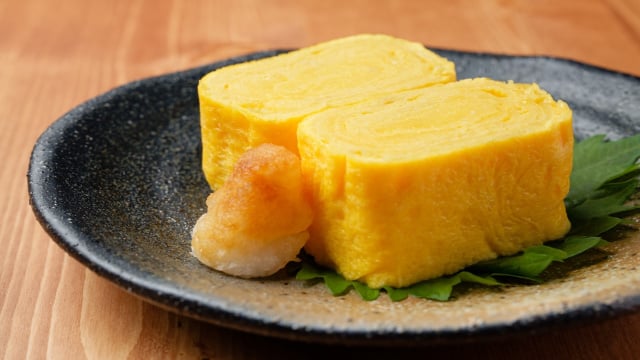 Até mesmo iniciantes conseguem fazer essa receita fácil de omelete japonês: tamagoyaki com uma textura lisa e perfeita