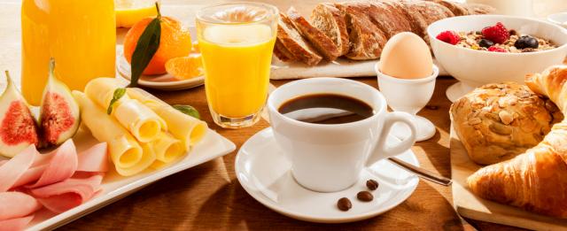 Nem torrada nem leite: sou cardiologista e esses são os 4 alimentos perfeitos para o café da manhã no Brasil