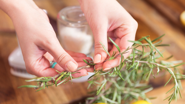 Chega de encontrar pedacinhos de alecrim na comida: esse é o melhor jeito de usar o tempero, mas poucas pessoas sabem