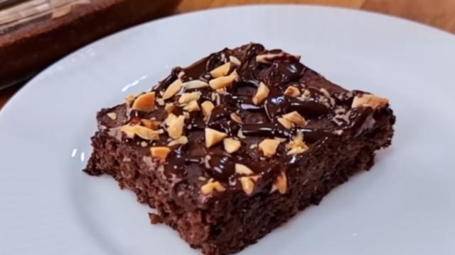 Sem açúcar, sem farinha, sem leite e até sem manteiga: eu só acredito que esse brownie fit (molhadinho) é bom porque eu mesma faço!