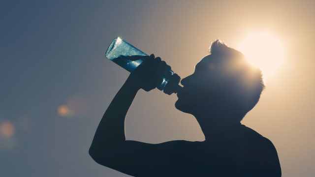 Num calor de matar, é assim que me mantenho hidratada mesmo fora de casa: dicas para colocar em prática neste verão