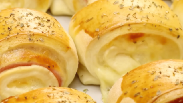 Salgados assados recheados com presunto e queijo derretido prontos para servir. (Foto: reprodução canal Receitas de Pai no Youtube)