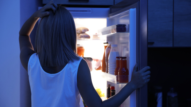 O que significa quando a geladeira faz estalos altos durante a noite?