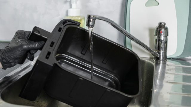 Apenas água quente e bicarbonato de sódio são suficientes para limpar a airfryer (Créditos: Shutterstock)