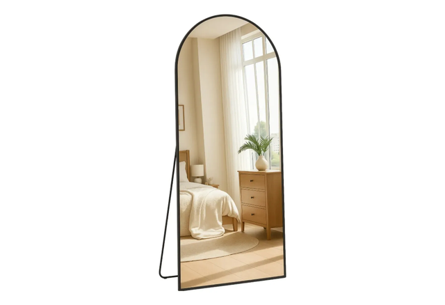 Esse espelho de corpo inteiro com moldura fina e design arqueado é perfeito para ampliar a luminosidade e trazer elegância (Divulgação: Mercado Livre).