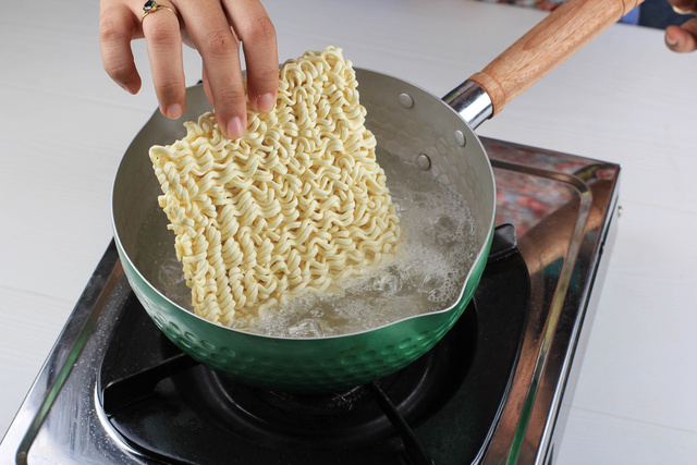 Novo miojo sem fritura é uma opção mais saudável que os tradicionais? Especialista explica se há diferença