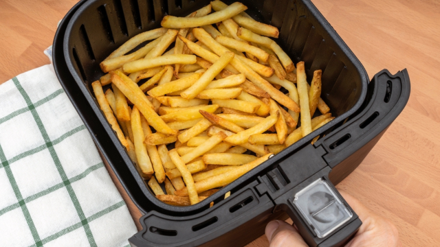 Pouca gente sabe o truque da água quente para fazer batatas fritas realmente crocantes na airfryer