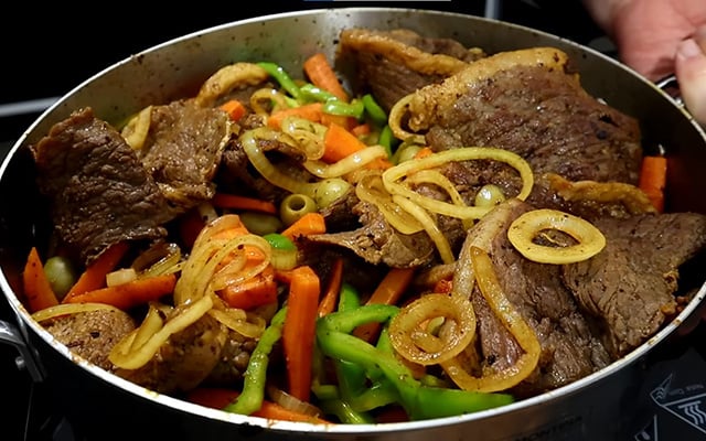 Como fazer um bife de panela macio? Esse é o segredo para garantir que ele fique suculento e desmanchando na boca