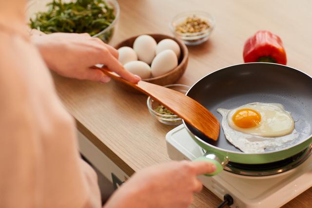 APENAS um ingrediente pode transformar sua frigideira velha em ANTIADERENTE: não deixe mais seu ovo frito GRUDAR!