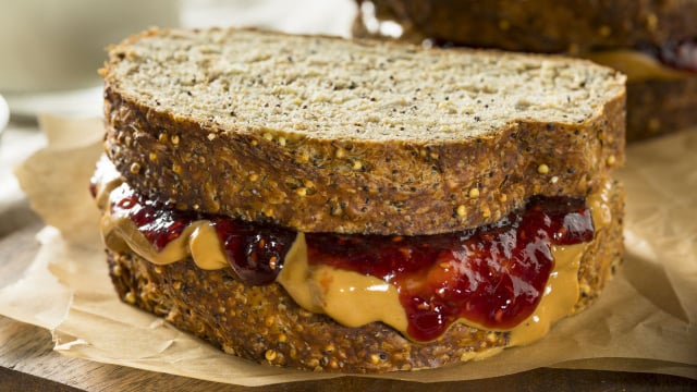 Pão integral com pasta de amendoim e geleia sem açúcar ajuda a driblar a vontade de comer doces (Créditos: Shutterstock)