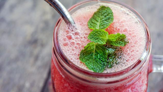 O suco de melancia e couve é perfeita para começar o verão com o pé direito. (Créditos: Shutterstock)