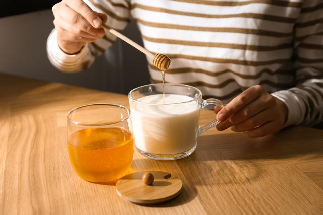 O que acontece com o corpo se tomar leite com mel no início do dia ou antes de dormir?