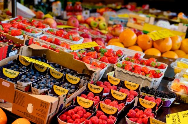 Pouca gente sabe: a fruta que pode ter mais pesticidas que o morango e precisa de um cuidado extra antes de comer