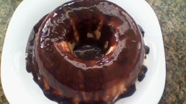 Torta de sorvete de creme com calda de chocolate por cima (Créditos: TudoGostoso/Lívia de Carvalho)