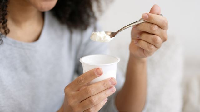 Alguns iogurtes têm tanto açúcar quanto Coca-Cola comum. Médicos alertam contra três tipos