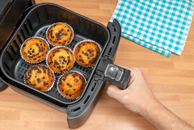 Bolo na airfryer: essa é a receita mais fácil para saborear no seu café da manhã ou lanche