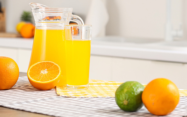 Suco de laranja, limão e folha de amora: receita simples com benefícios que você nem imagina