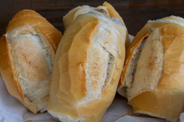 Dicas PRÁTICAS e FÁCEIS para o pão francês amanhecido ficar fresquinho igual feito na hora