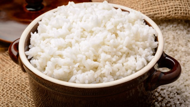 Aprendi com um chef e agora não faço mais arroz apenas com água: a dica é usar “2 dentes de alho, meia cebola e um bom caldo caseiro”