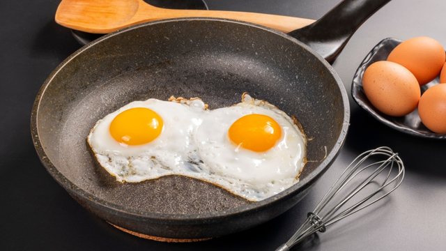 A temperatura da panela também pode ser a causa do ovo grudar. (créditos: Shutterstock)