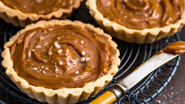 A melhor receita de torta de doce de leite sem glúten e sem forno, ideal para compartilhar com os amigos