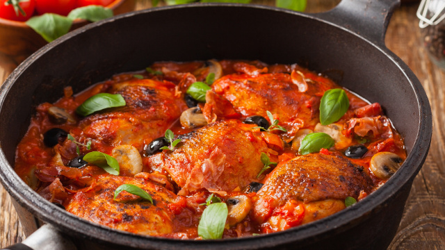 Você já comeu frango à caçadora? Receita italiana é perfeita para o dia a dia e até para ocasiões especiais